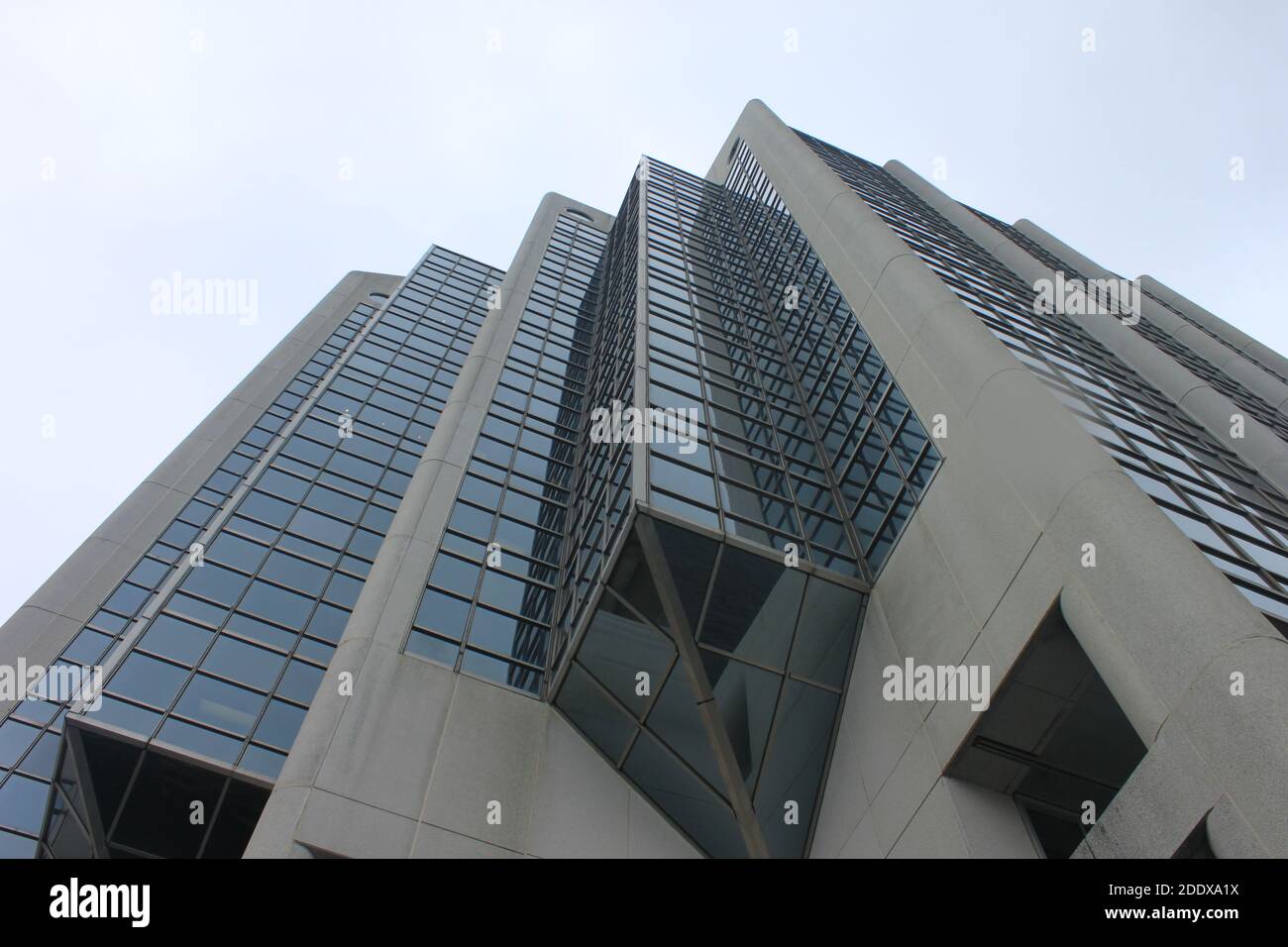 Architettura moderna: Vista ad angolo basso di una torre nel quartiere centrale degli affari del centro di Halifax, Nuova Scozia. Foto Stock