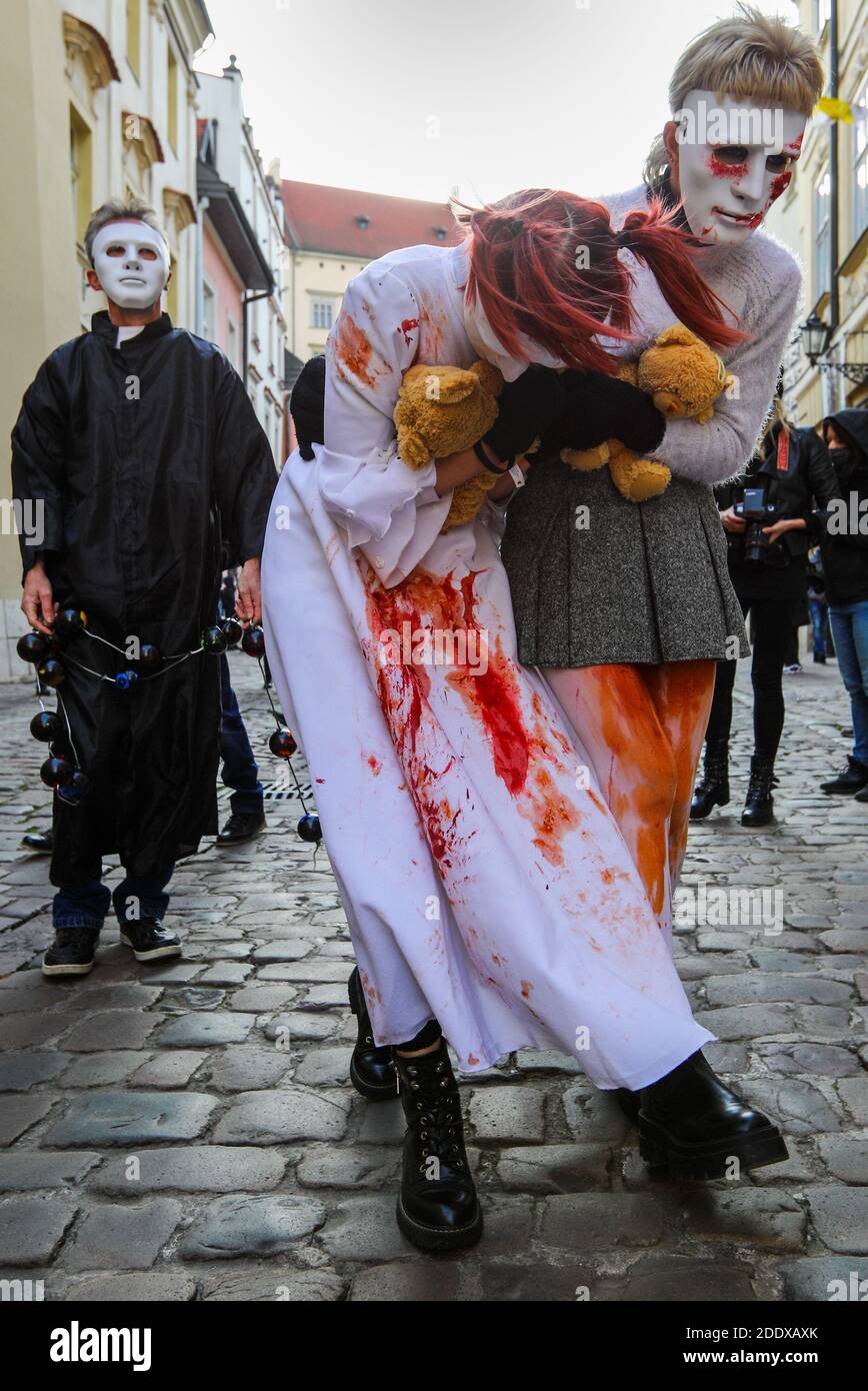 Durante la manifestazione hanno preso parte manifestanti che indossano maschere bianche ricoperte di sangue falso che simboleggiano la sofferenza delle vittime.attivisti hanno protestato in via Kanoniczna a Cracovia. La protesta è stata il risultato di un reportage recentemente pubblicato ‘Dsu Stanislao. Il secondo volto del cardinale Dziwisz', che indicava che il cardinale Dziwisz, da tempo aiutante di papa Giovanni Paolo II, poteva essere responsabile della copertura dei casi di pedofilia tra i sacerdoti cattolici. Si sono riuniti per strada chiedendo spiegazioni alla Chiesa e ha espresso sostegno alle vittime della pedofilia. Foto Stock