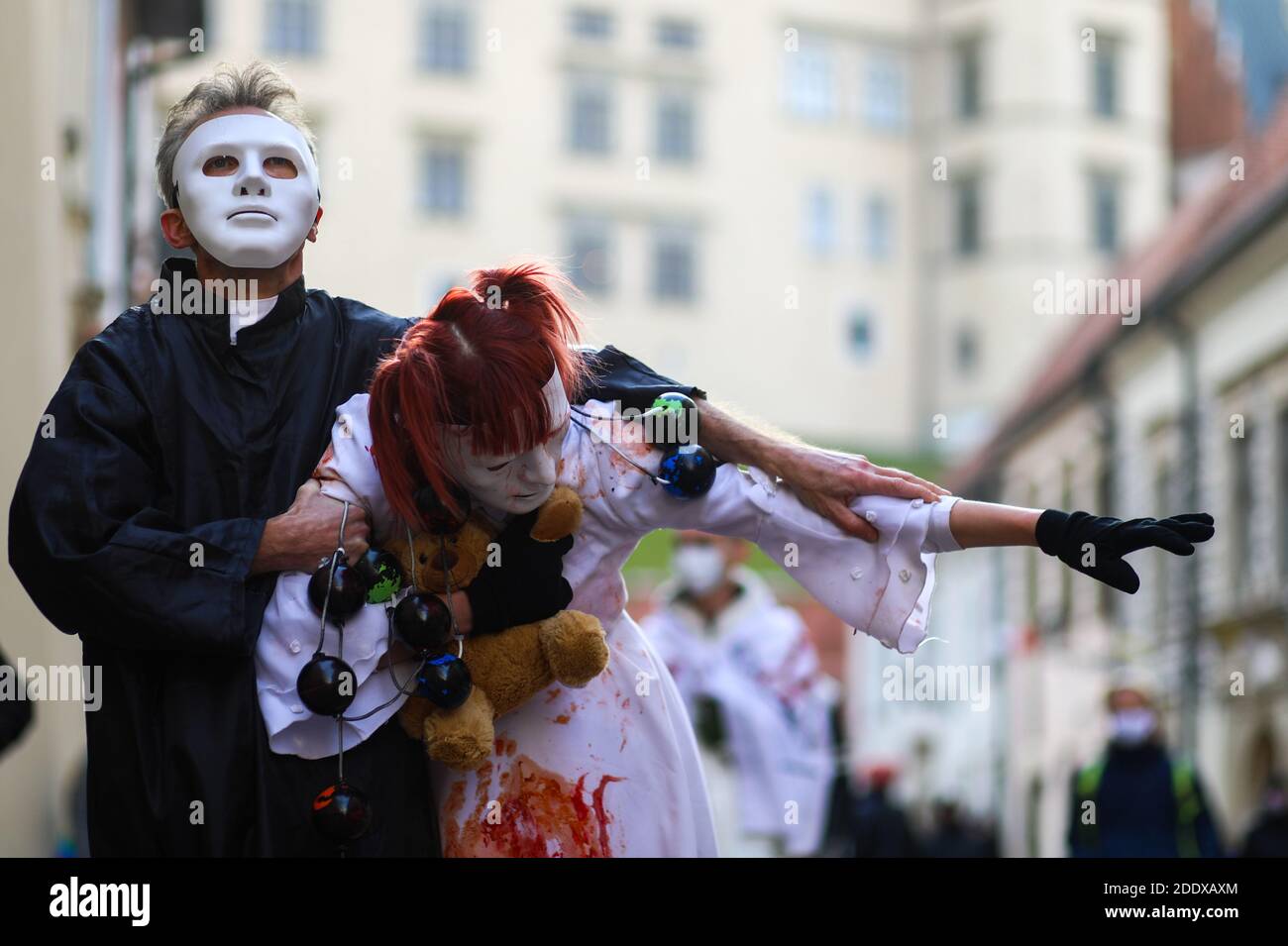 Durante la manifestazione hanno preso parte manifestanti che indossano maschere bianche ricoperte di sangue falso che simboleggiano la sofferenza delle vittime.attivisti hanno protestato in via Kanoniczna a Cracovia. La protesta è stata il risultato di un reportage recentemente pubblicato ‘Dsu Stanislao. Il secondo volto del cardinale Dziwisz', che indicava che il cardinale Dziwisz, da tempo aiutante di papa Giovanni Paolo II, poteva essere responsabile della copertura dei casi di pedofilia tra i sacerdoti cattolici. Si sono riuniti per strada chiedendo spiegazioni alla Chiesa e ha espresso sostegno alle vittime della pedofilia. Foto Stock