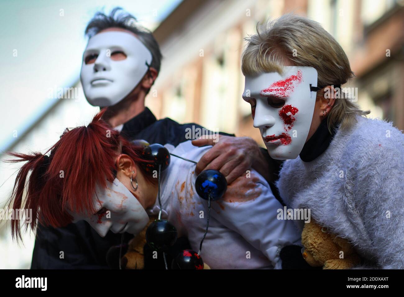 Durante la manifestazione hanno preso parte manifestanti che indossano maschere bianche ricoperte di sangue falso che simboleggiano la sofferenza delle vittime.attivisti hanno protestato in via Kanoniczna a Cracovia. La protesta è stata il risultato di un reportage recentemente pubblicato ‘Dsu Stanislao. Il secondo volto del cardinale Dziwisz', che indicava che il cardinale Dziwisz, da tempo aiutante di papa Giovanni Paolo II, poteva essere responsabile della copertura dei casi di pedofilia tra i sacerdoti cattolici. Si sono riuniti per strada chiedendo spiegazioni alla Chiesa e ha espresso sostegno alle vittime della pedofilia. Foto Stock