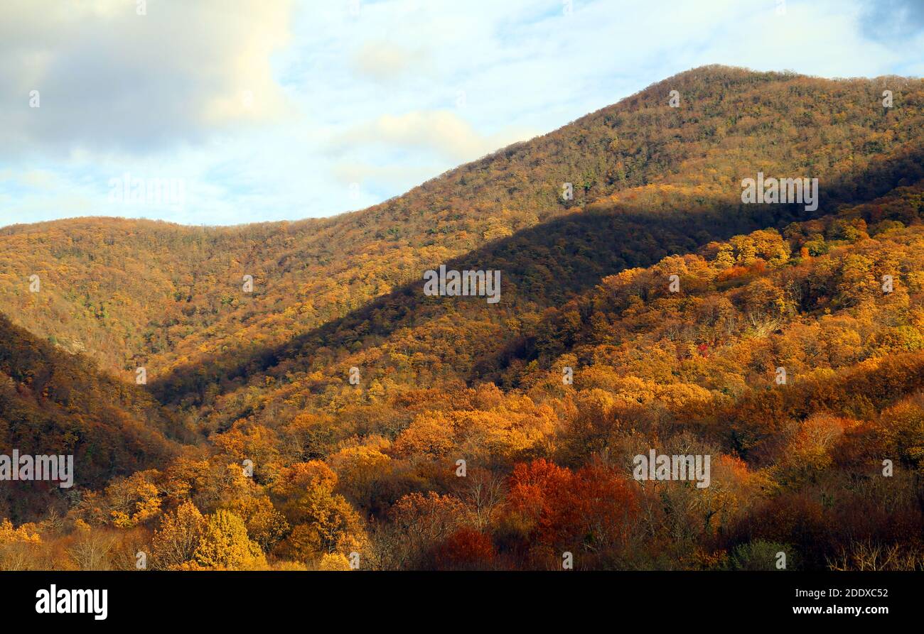Foto sfondo paesaggio di colline autunnali e montagne nel Sud Foto Stock