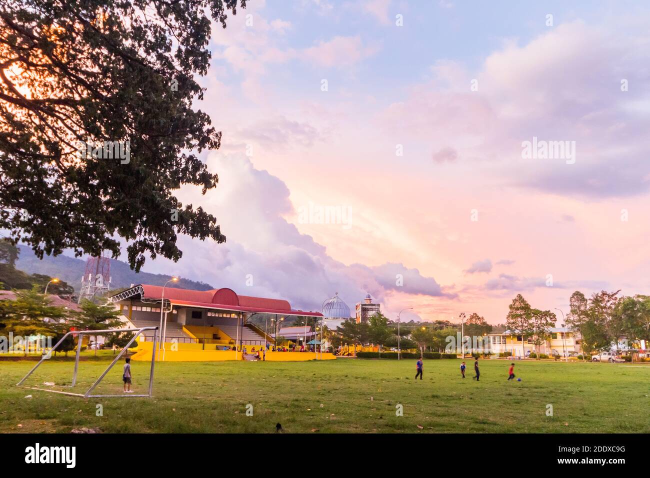 Campo di calcio nel tardo pomeriggio a Tenom, Sabah, Malesia Foto Stock