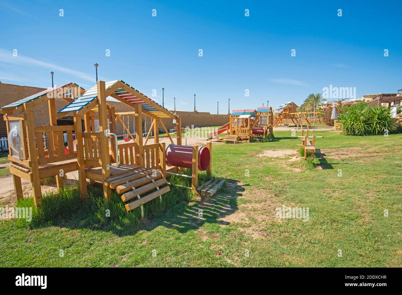 Grande struttura in legno per arrampicata nell'area giochi per bambini di hotel resort di lusso Foto Stock