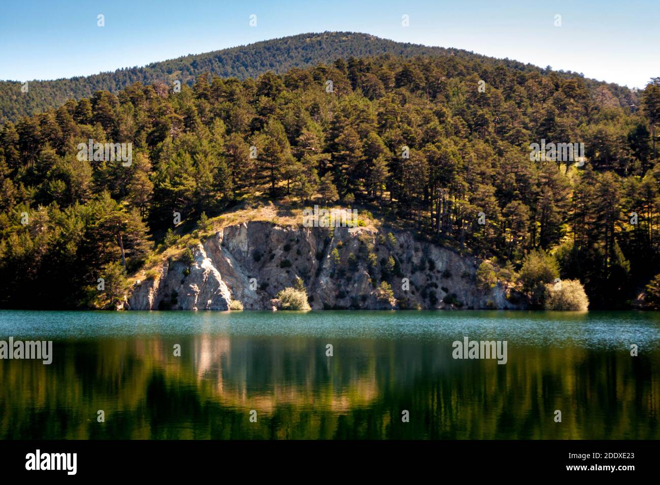 Percorso attraverso la gola del fiume Moros, un lago con acque turchesi in cima alla montagna. Nel Parco Nazionale della Sierra de Guadarrama, El Espinar Foto Stock