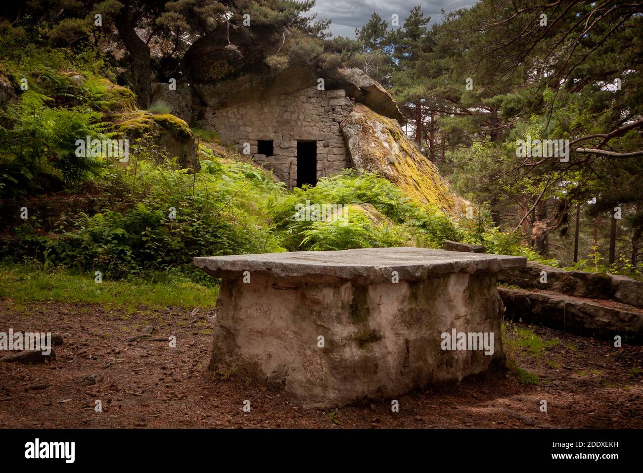 Rifugio di montagna in pietra sulla rotta ingegnere, El Espinar. Tra Madrid e Segovia. Nel Parco Nazionale della Sierra de Guadarrama. Foto Stock