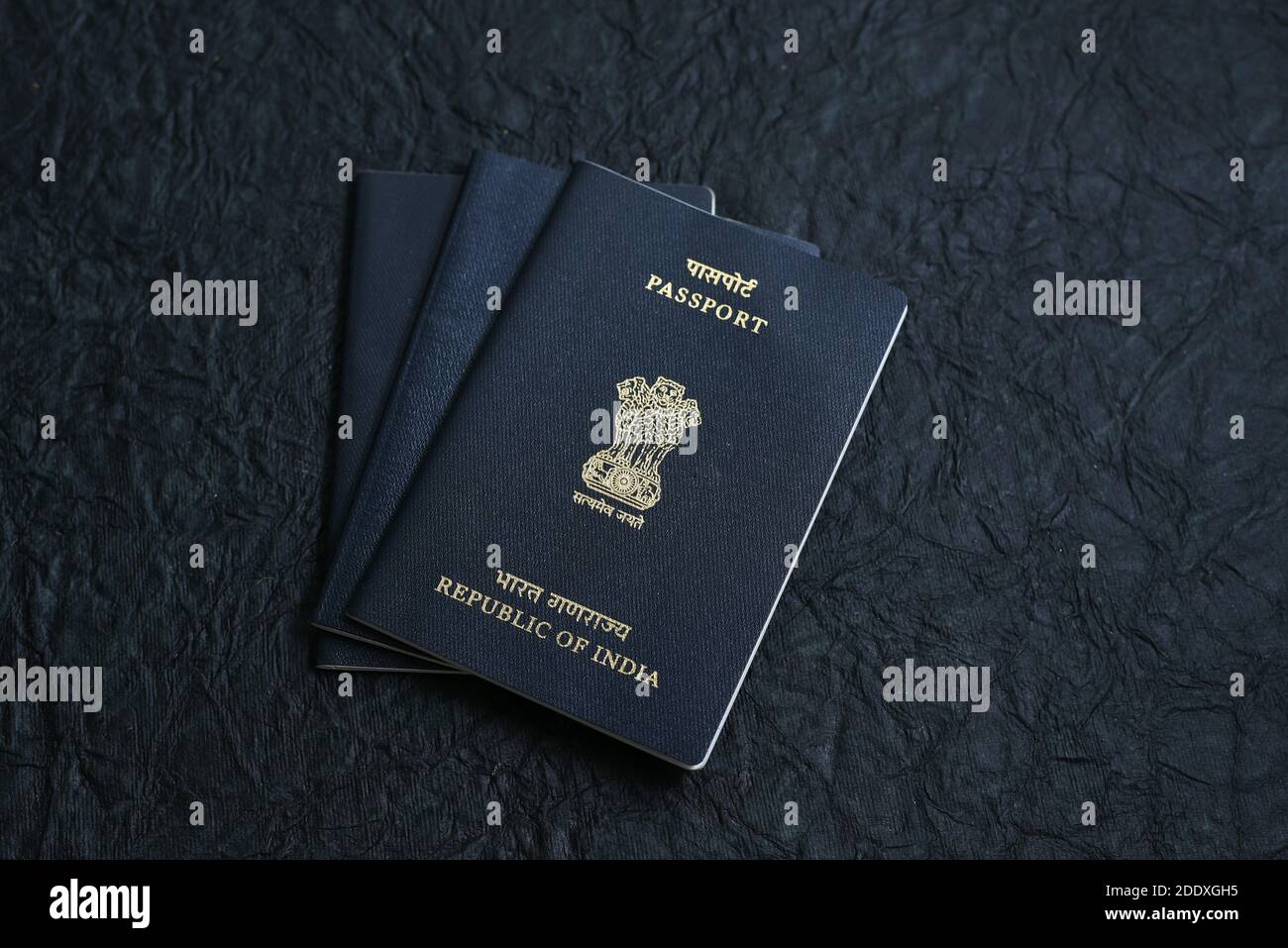 Indian Passport e nota di valuta per fare viaggi all'estero o il programma di bilancio di tour del mondo. Foto Stock