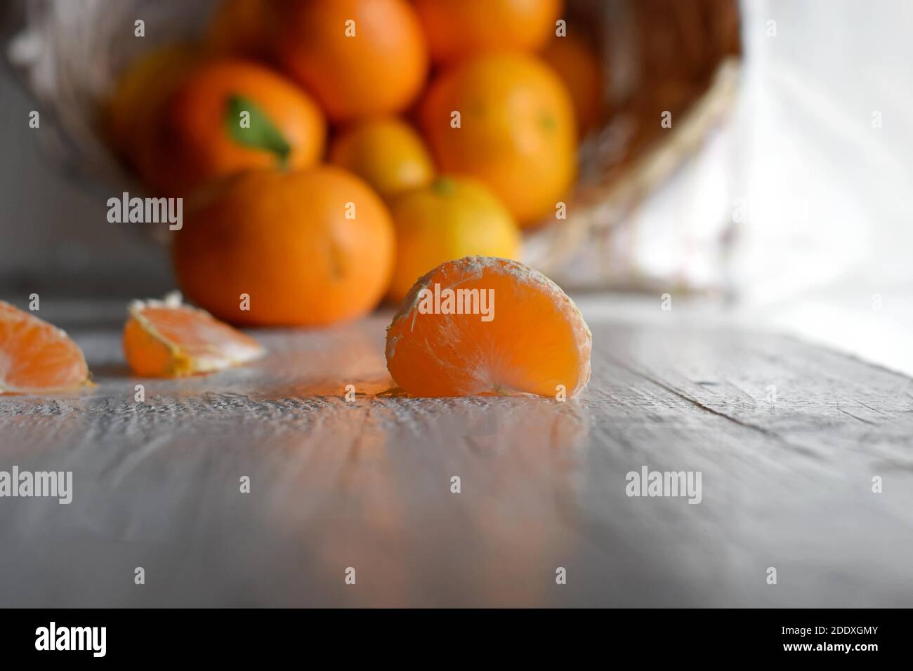 Mature succosa tangerini in una ciotola. Foglie di mandarino. Fresco e fragrante di mandarini. Harvest tangerini. Foto Stock