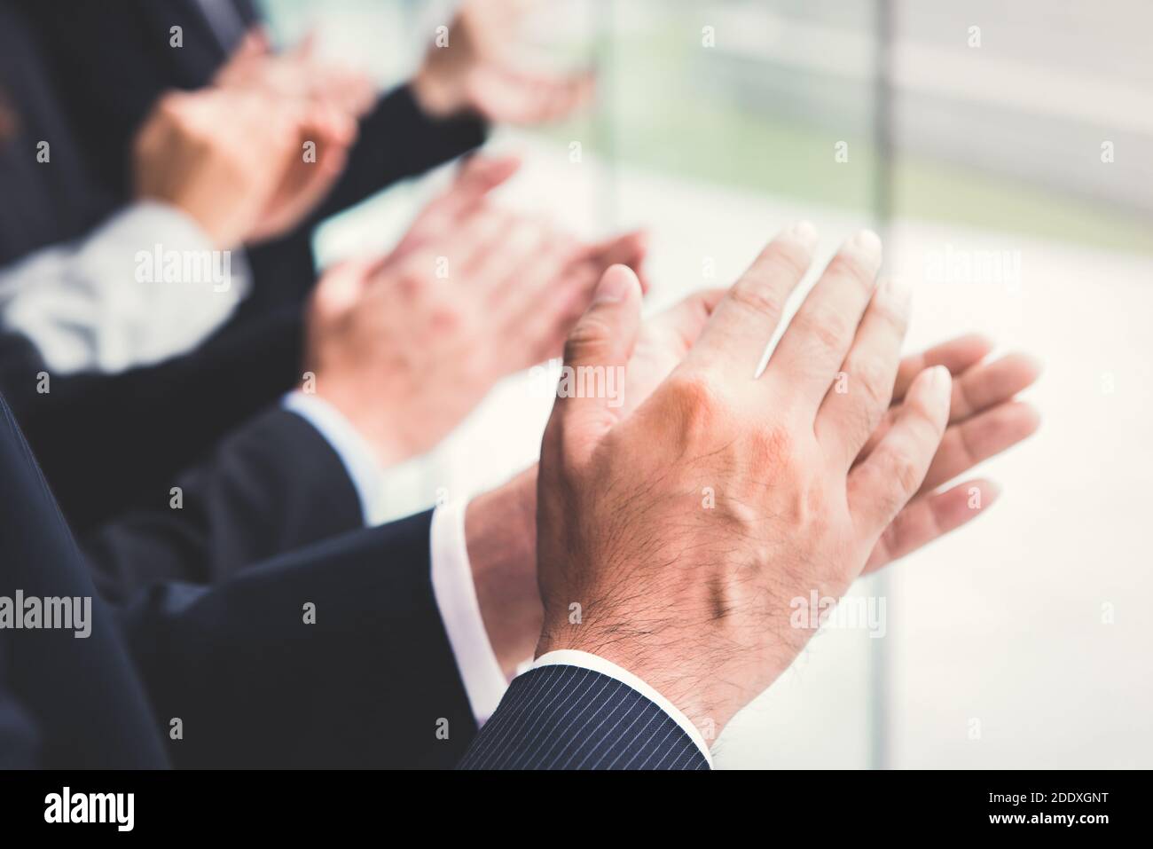 Gli uomini d'affari si aggrappano le mani, si congratulano e apprezzano i concetti Foto Stock