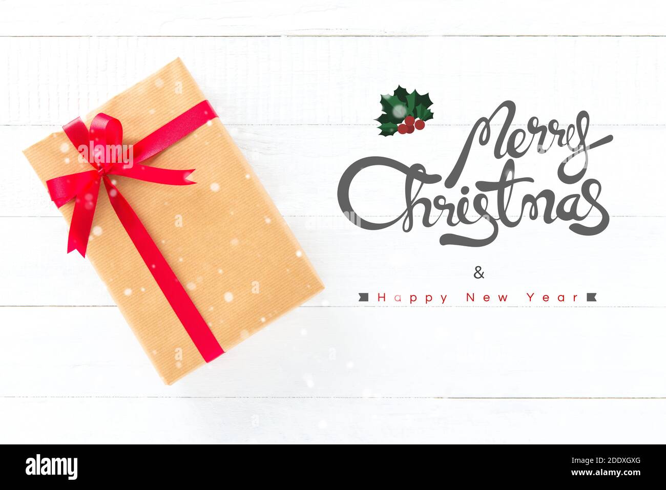 Buon Natale e felice anno nuovo testo con confezione regalo su sfondo di legno bianco Foto Stock