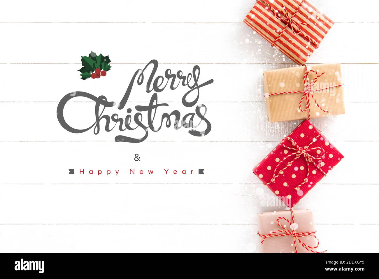 Buon Natale e felice anno nuovo testo con scatole regalo su sfondo bianco legno, vista dall'alto Foto Stock