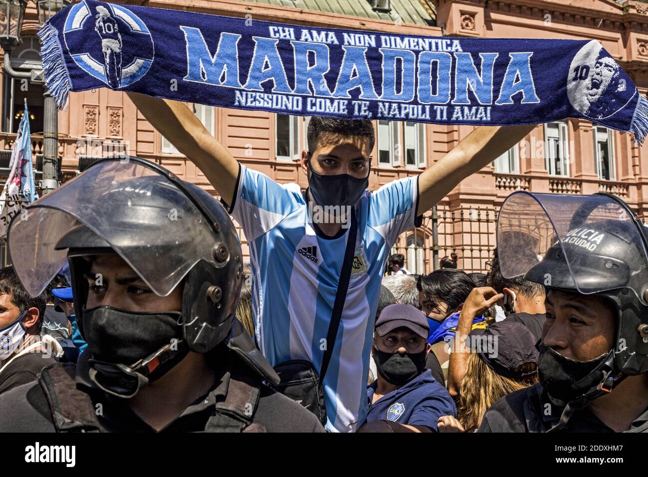 Buenos Aires, capitale federale, Argentina. 26 Nov 2020. L'ultimo Arrivederci a Maradona si trasformò in caos a causa degli scontri tra tifosi e polizia, in un'escalation di tensione che finì per sospendere l'ultimo Arrivederci a Diego Armando Maradona, che si è tenuto a Casa Rosada, la sede del governo argentino. Credit: Roberto Almeida Aveledo/ZUMA Wire/Alamy Live News Foto Stock