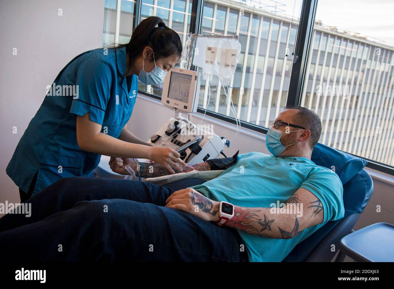 Stephen Craib, 42 anni, di Carshalton, ricoverato in ospedale per otto giorni con Covid-19 nel mese di marzo, effettua la sua 15° donazione di plasma al programma plasma Convalescente per sangue e trapianti NHS presso il centro pop-up del plasma di Twickenham a Londra, rendendolo il più grande donatore di plasma convalescente d'Inghilterra. Foto Stock