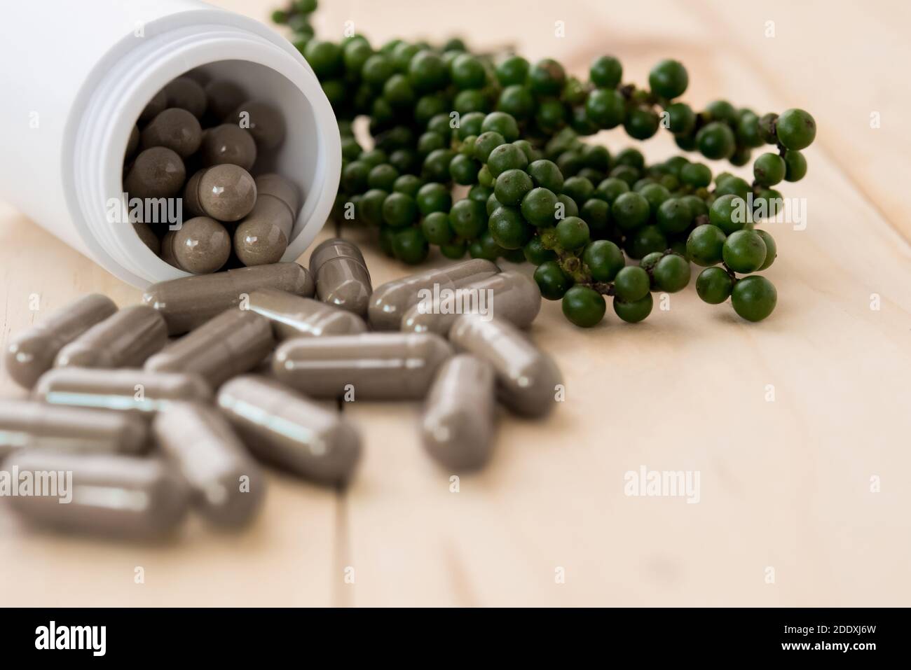 Primo piano della medicina alternativa naturale di erbe organica nella forma di capsule da estratto di pepe-mais Foto Stock