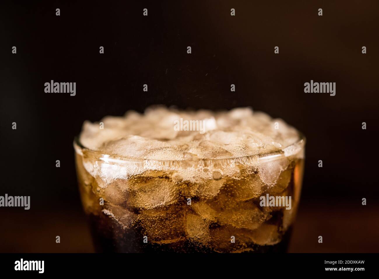Primo piano di fredda Sparking cola sodar bevanda analcolica in il vetro con la bolla di schiuma sulla parte superiore Foto Stock