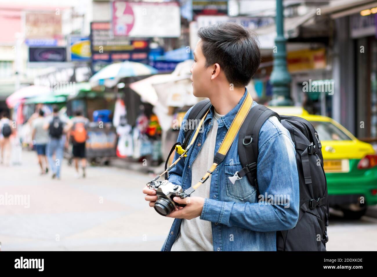 Asian male fotografo turistico backpacking in Khao san Road, Bangkok, Thailandia in vacanza Foto Stock