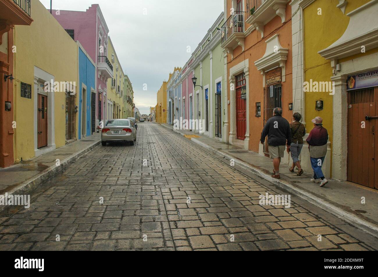 Una strada storica a Merida, Messico, nella Penisola dello Yucatan. Gli edifici storici sono in colori pastello e in uno stile architettonico coloniale. Foto Stock