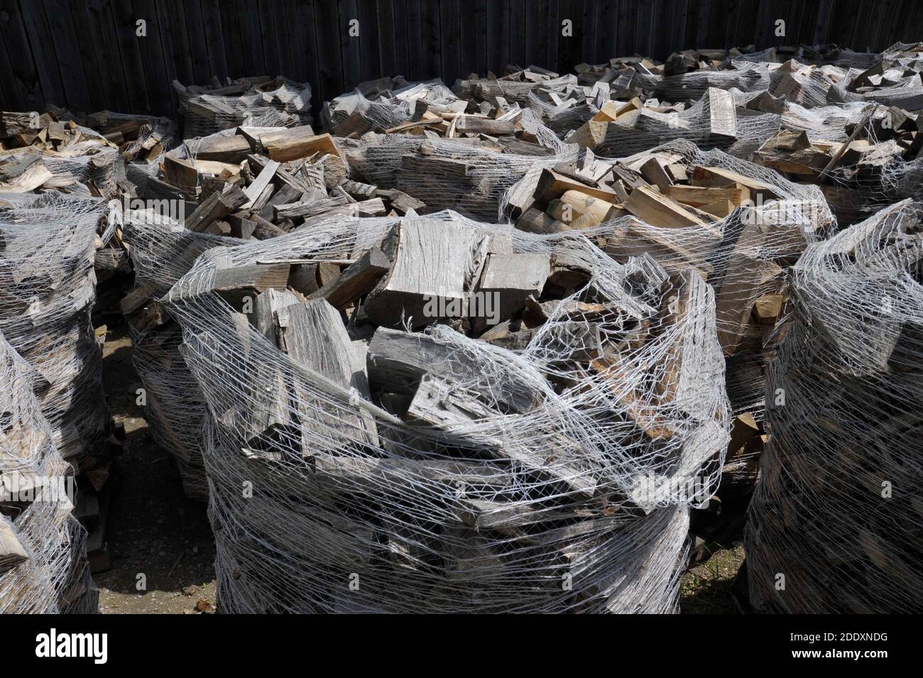 accatastati tronchi o legna da ardere, una risorsa di energia rinnovabile per il riscaldamento Foto Stock