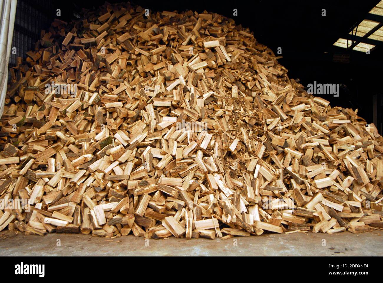 accatastati tronchi o legna da ardere, una risorsa di energia rinnovabile per il riscaldamento Foto Stock