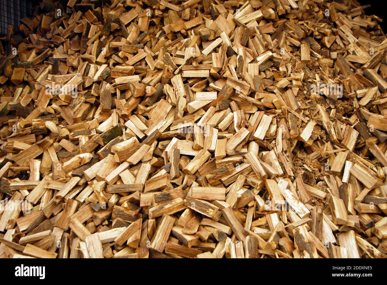 accatastati tronchi o legna da ardere, una risorsa di energia rinnovabile per il riscaldamento Foto Stock