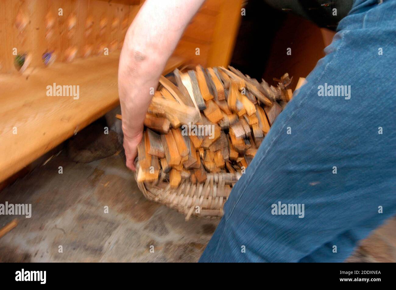 accatastati tronchi o legna da ardere, una risorsa di energia rinnovabile per il riscaldamento Foto Stock