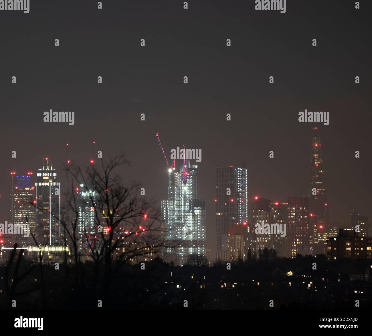 Skyline del centro di Londra di notte nel novembre 2020 Foto Stock