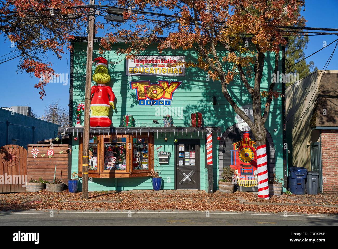 Toy Depot Store davanti con decorazioni a tema natalizio a Willits, California. Foto Stock