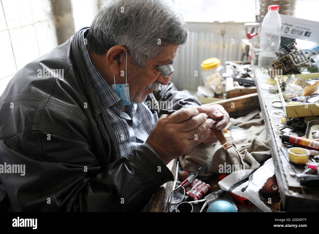 Baghdad. 27 Nov 2020. Un guaritore di vigilanza anziano ripara un orologio da polso nel mercato di Haraj a Baghdad, Iraq, 25 novembre 2020. Nel vecchio mercato popolare di Haraj nel centro di Baghdad, i riparatori di orologio stanno lottando per preservare questa professione tradizionale martoriata dalla scarsità di parti di ricambio per vecchi orologi e prezzi economici di nuovi prodotti importati. Credit: Xinhua/Alamy Live News Foto Stock