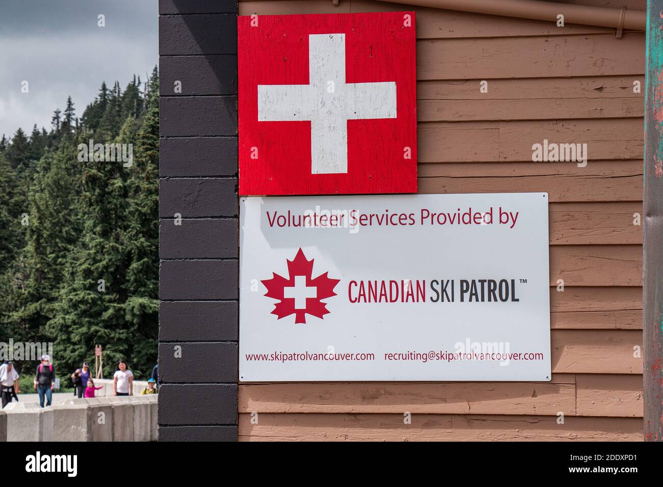 North Vancouver, Canada - Luglio 6,2020: Vista del cartello Canadian Ski Patrol attaccato all'edificio a Seymour Mountain Foto Stock