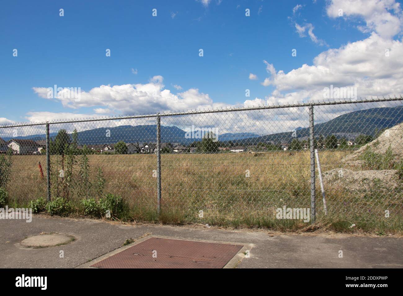 Port Coquitlam, Canada - Luglio 13,2020: Robert William 'Willy' Pickton's(canadian serial killer) Property(farm) circondato da recinzione alta Foto Stock