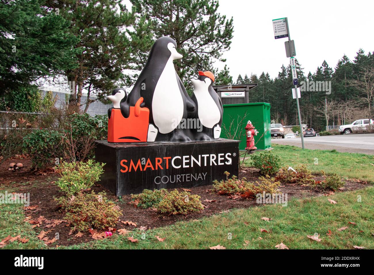 Courtenay, Canada - 21 novembre 2020: Vista della statua di SmartCenters Real Estate Investment Trust a Courtenay Foto Stock