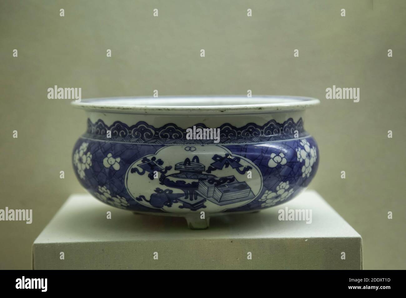 Yongzheng blu jean è forno a fiori con tre gambe Foto Stock