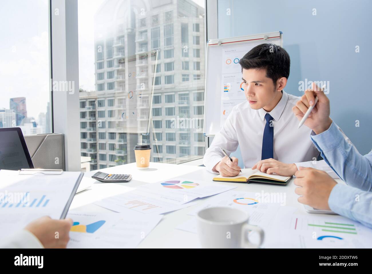 Bell'uomo d'affari asiatico in riunione di vendita presso l'ufficio in la città Foto Stock