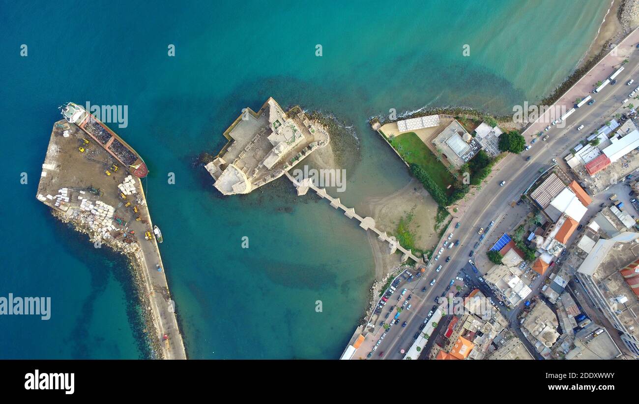 Monumenti di Saidon Castello di mare con ponte per la costa della città E vista dall'alto della porta Foto Stock