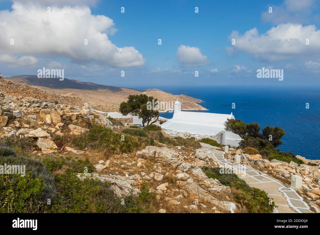 Vista della piccola Chiesa di Panagia Paleokastritsa all'interno delle rovine del castello di Palaiokastro. In cima alla collina. Isola di iOS, Grecia. Foto Stock