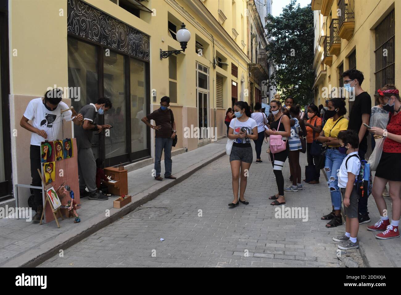 L'Avana, Cuba. 26 Nov 2020. La gente guarda l'esibizione di artisti in mezzo alla pandemia COVID-19 a l'Avana, Cuba, 26 novembre 2020. Credit: Zhu Wanjun/Xinhua/Alamy Live News Foto Stock