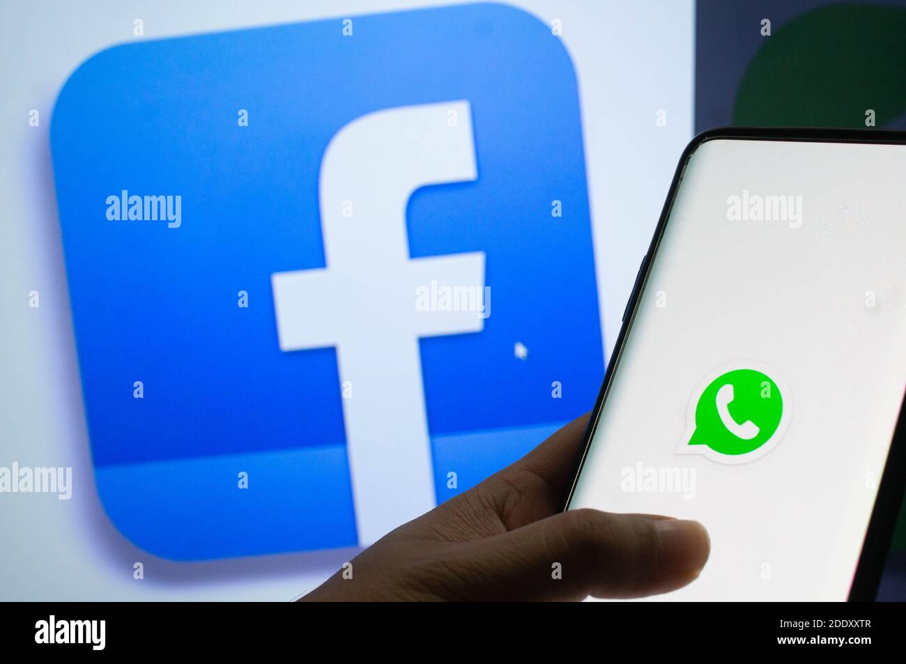 Jaipur, India, Circa 2020 - UN mobile ha effettuato l'accesso all'applicazione mobile whatsapp davanti al pannello luminoso bianco con il logo facebook su di esso. Il backgr Foto Stock