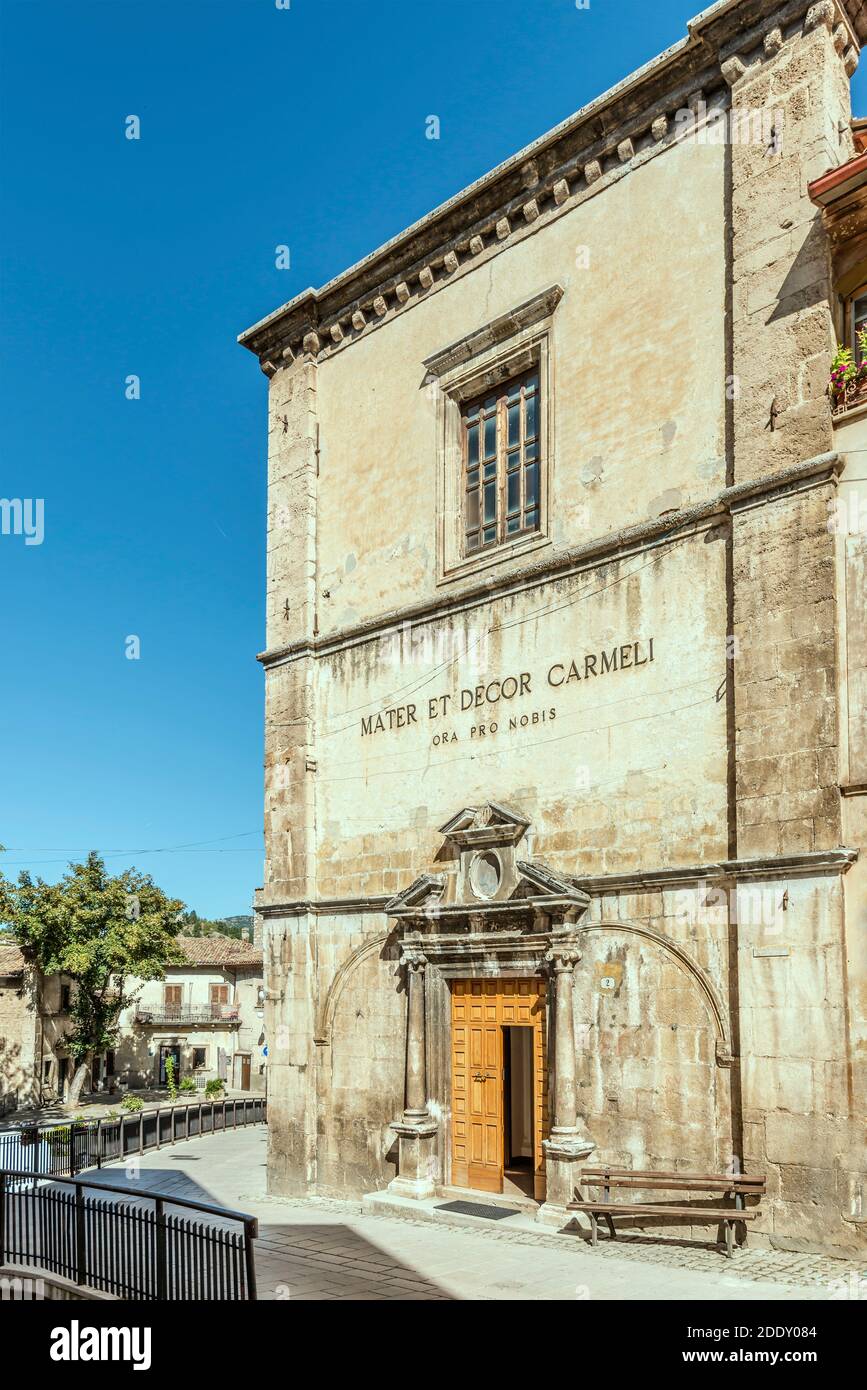 Paesaggio urbano con la facciata della chiesa di San Rocco in salita nel centro storico, girato in luce brillante a Scanno, l'Aquila, Abruzzo, Italia Foto Stock