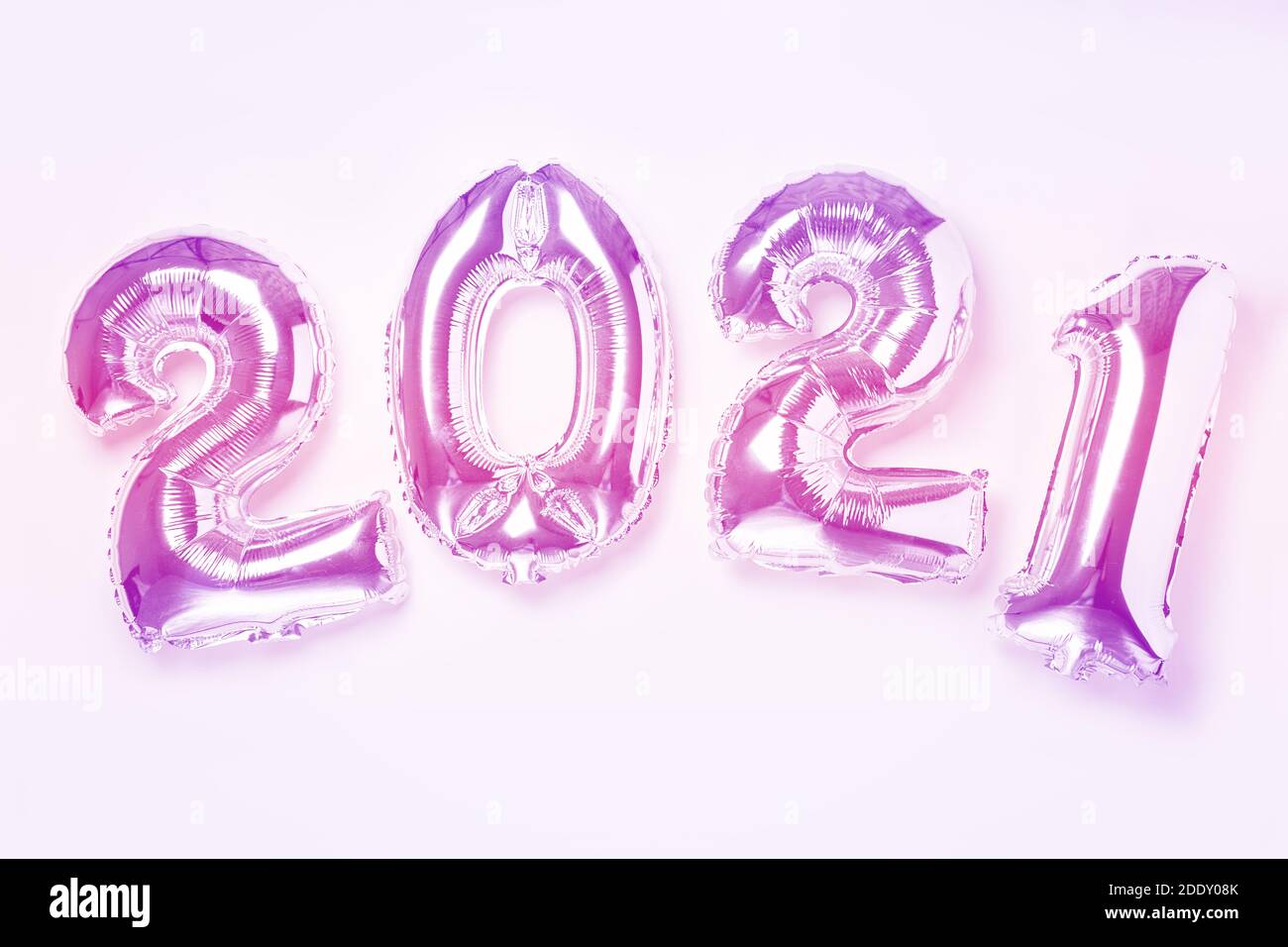 Palloncini d'argento in forma di numeri 2021 con effetto neon. Felice anno nuovo 2021 concetti - immagine Foto Stock