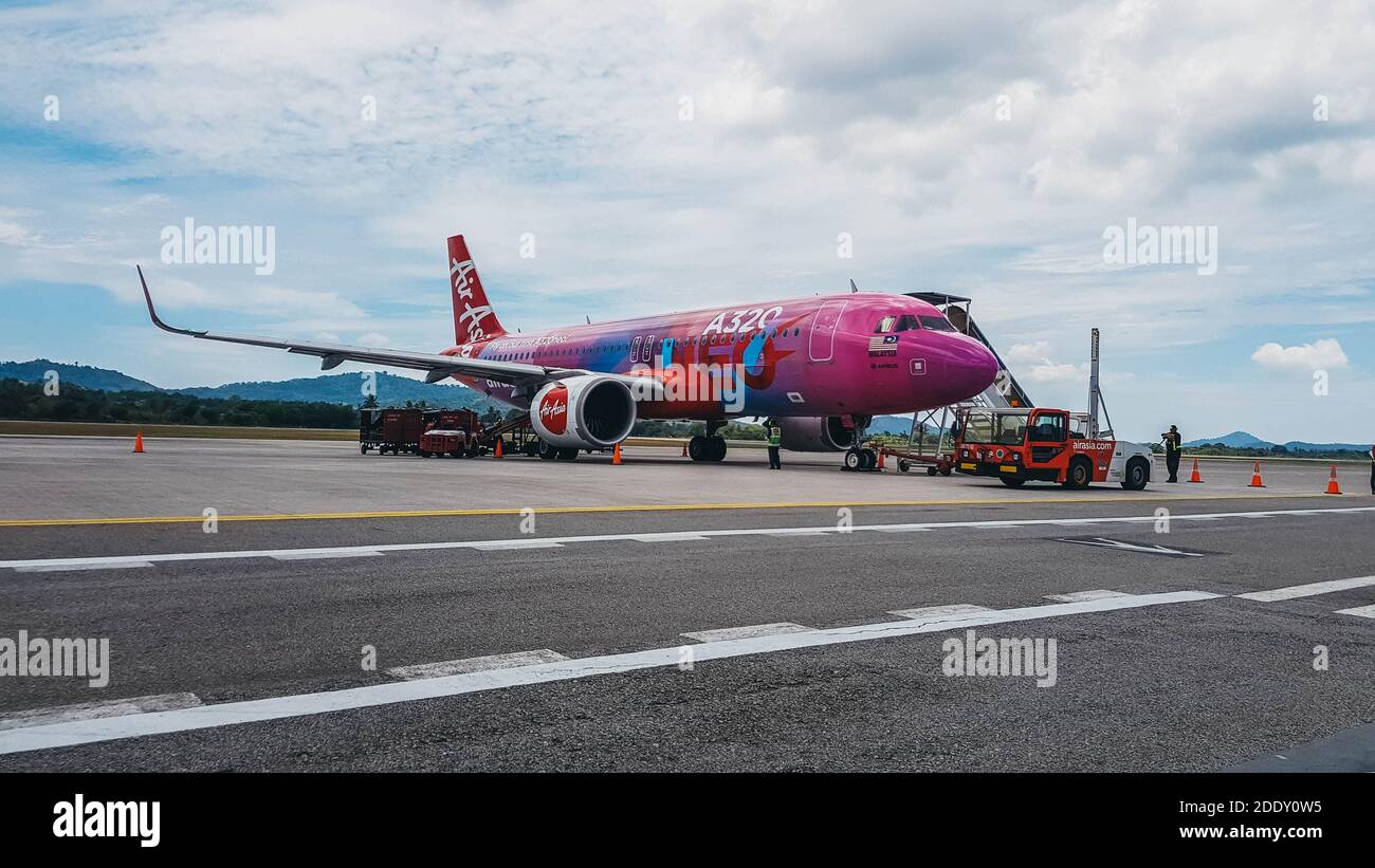 Airplane colorato decorato in Air Asia a Kuala Lumpur Airport KLA2 volo locale Foto Stock