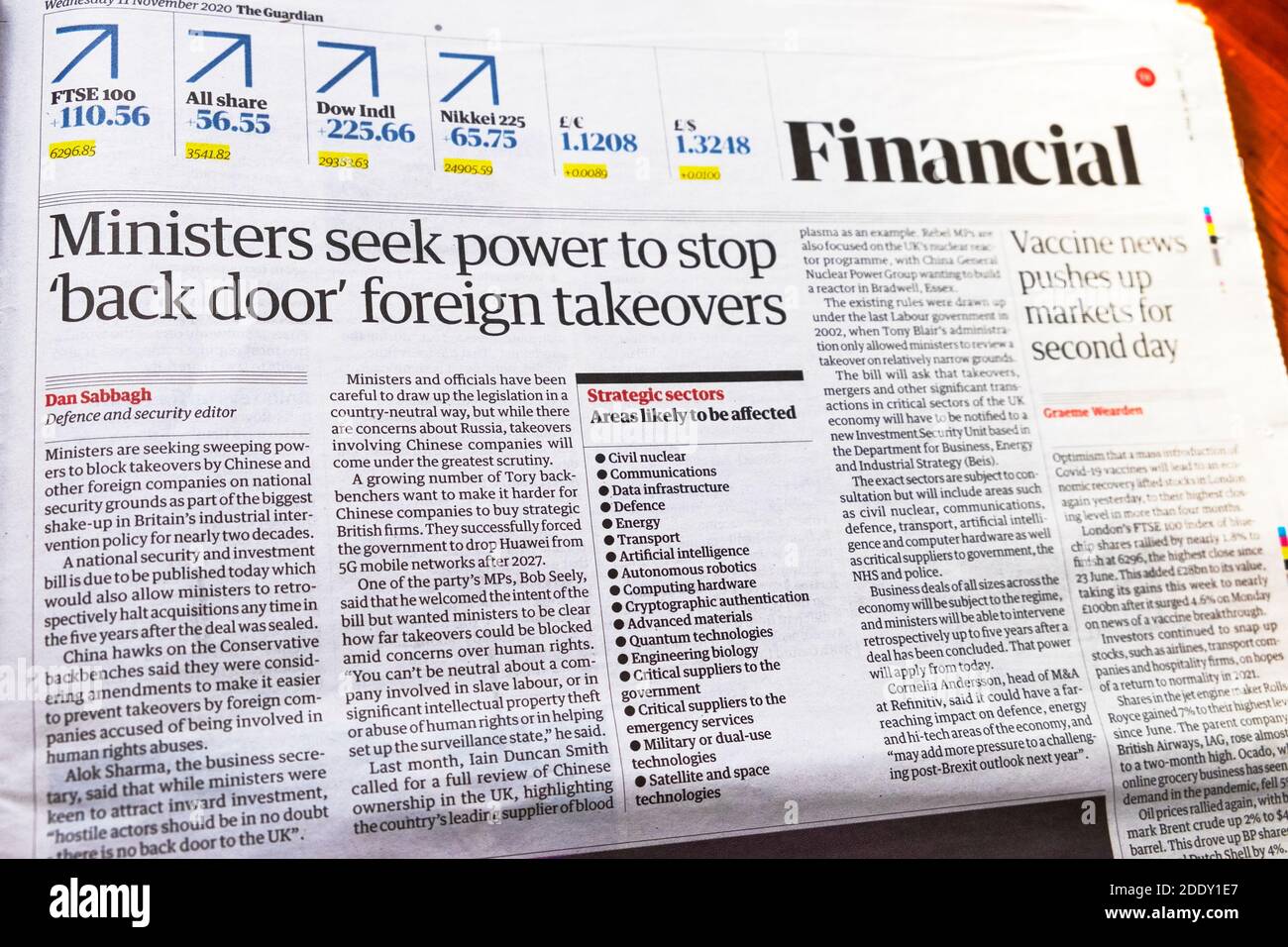 "I ministers cercano il potere di fermare 'back door' le acquisizioni straniere" Guardian Sezione finanziaria articolo del titolo del giornale Novembre 2020 Londra Inghilterra UK Foto Stock