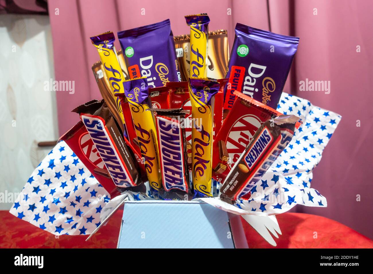 Una disposizione di diverse barrette di cioccolato fornite come presente. Foto Stock