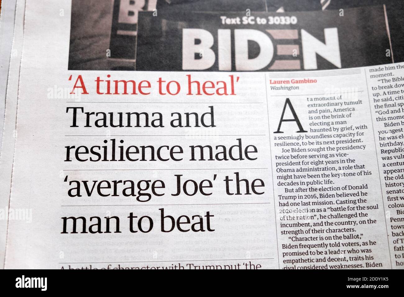 Biden 'UN tempo per guarire' 'Trauma e la resilienza ha fatto 'media Joe 'l'uomo da battere' 2020 titoli del giornale delle elezioni USA Su articolo in Guardian London UK Foto Stock