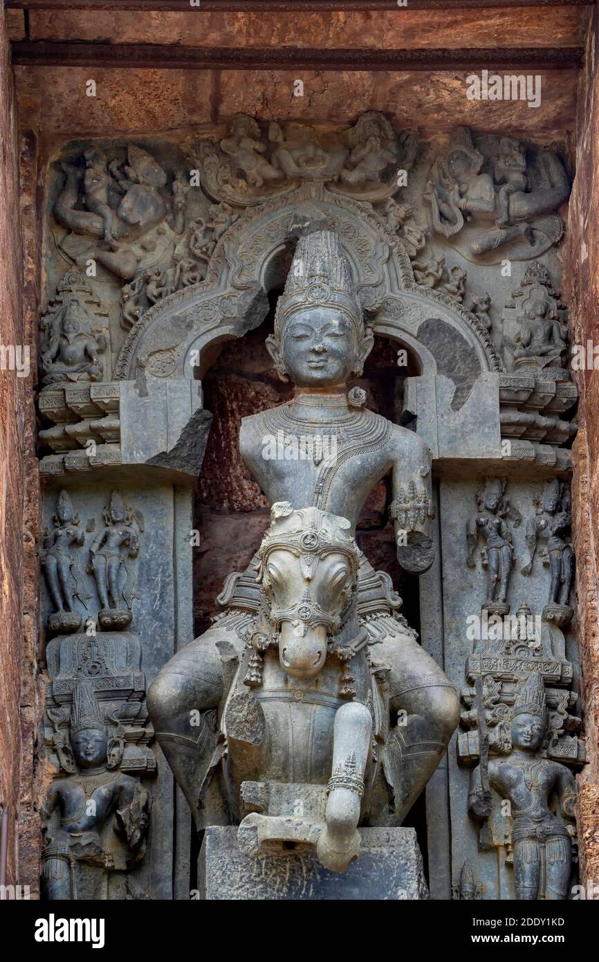 Konark , 9, aprile, 2014 , granito nero Idol del Dio del sole seduto a cavallo con figure mitologiche in Tempio del Sole Indù, sito patrimonio dell'umanità dell'UNESCO, Odisha, India Foto Stock