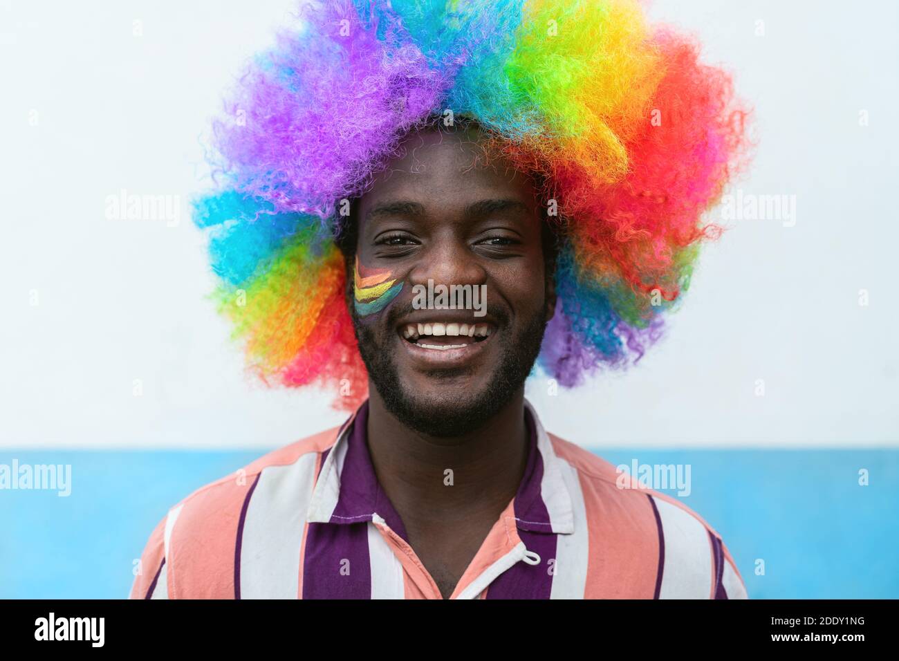 Felice uomo africano che si diverte durante il giorno del festival dell'orgoglio gay Foto Stock