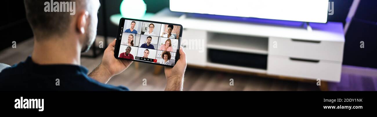 Webinar su videoconferenze: Chat o videoconferenza su tablet Foto Stock