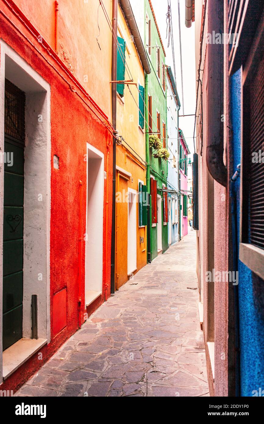 Strada stretta con case colorate sull'isola di Burano, Venezia, Italia Foto Stock