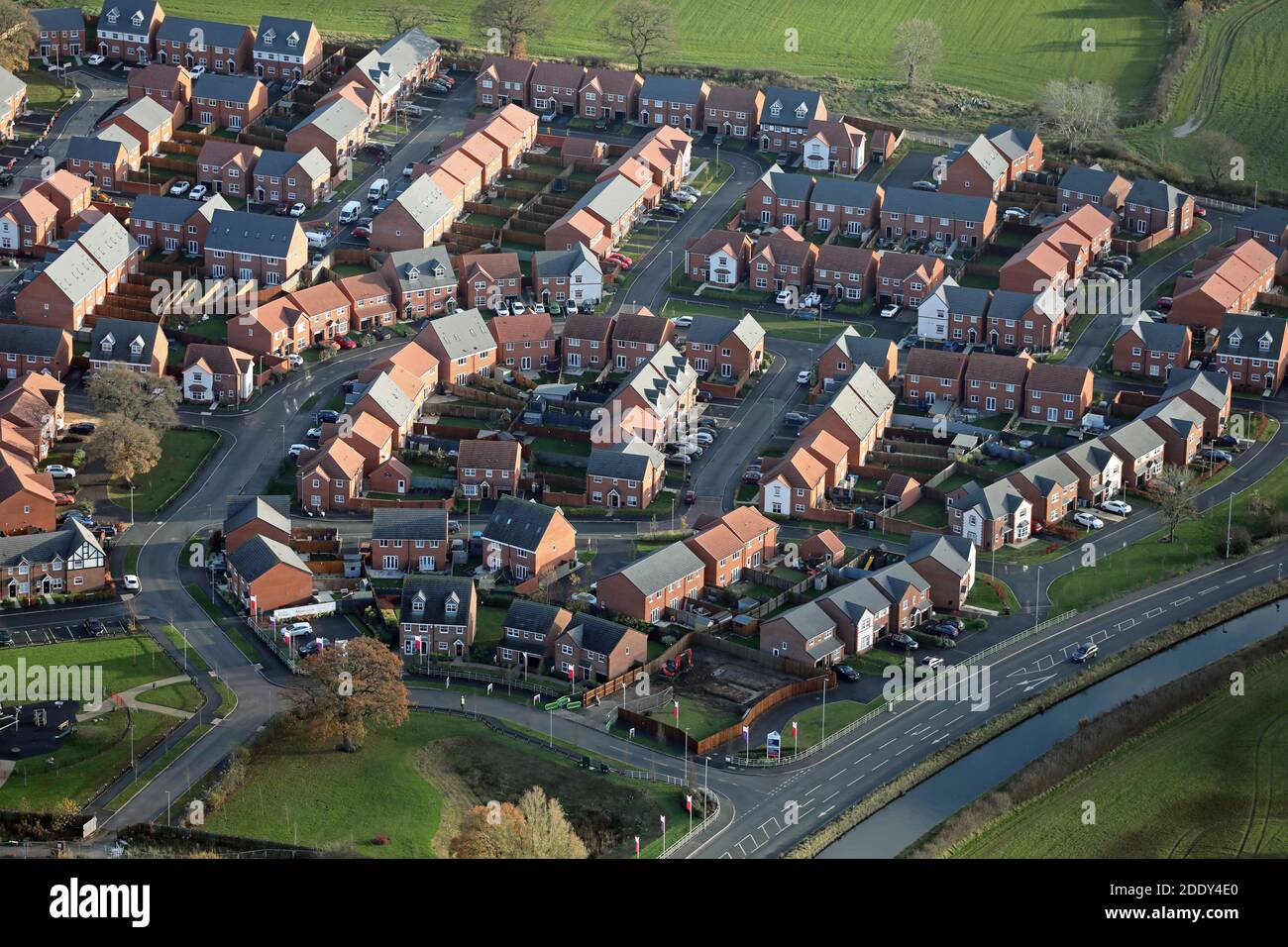 Vista aerea dello sviluppo della custodia Taylor Wimpey Albion Lock a Sandbach, Cheshire, Regno Unito Foto Stock