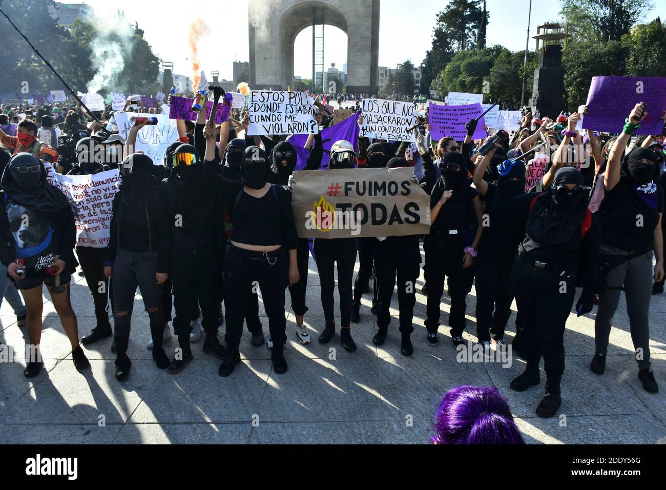 CITTÀ DEL MESSICO, MESSICO - NOVEMBRE 25: Le donne si uniscono all'annuale marzo della giornata per l'eliminazione della violenza contro le donne per chiedere giustizia per il genere della violenza; Il Messico è uno dei paesi con più violenza contro le donne, raggiungendo 10 donne uccise ogni giorno secondo le Nazioni Unite, il 25 novembre 2020 a Città del Messico, Messico. Credit: Ricardo Castelan Cruz/Eyepix Group/The Photo Access Foto Stock