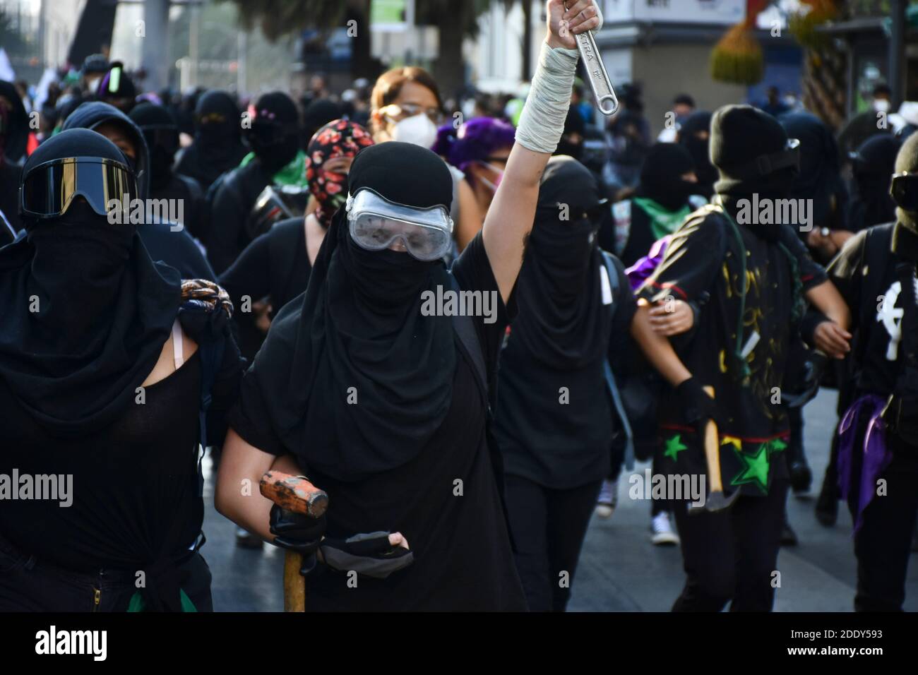 CITTÀ DEL MESSICO, MESSICO - NOVEMBRE 25: Le donne si uniscono all'annuale marzo della giornata per l'eliminazione della violenza contro le donne per chiedere giustizia per il genere della violenza; Il Messico è uno dei paesi con più violenza contro le donne, raggiungendo 10 donne uccise ogni giorno secondo le Nazioni Unite, il 25 novembre 2020 a Città del Messico, Messico. Credit: Ricardo Castelan Cruz/Eyepix Group/The Photo Access Foto Stock