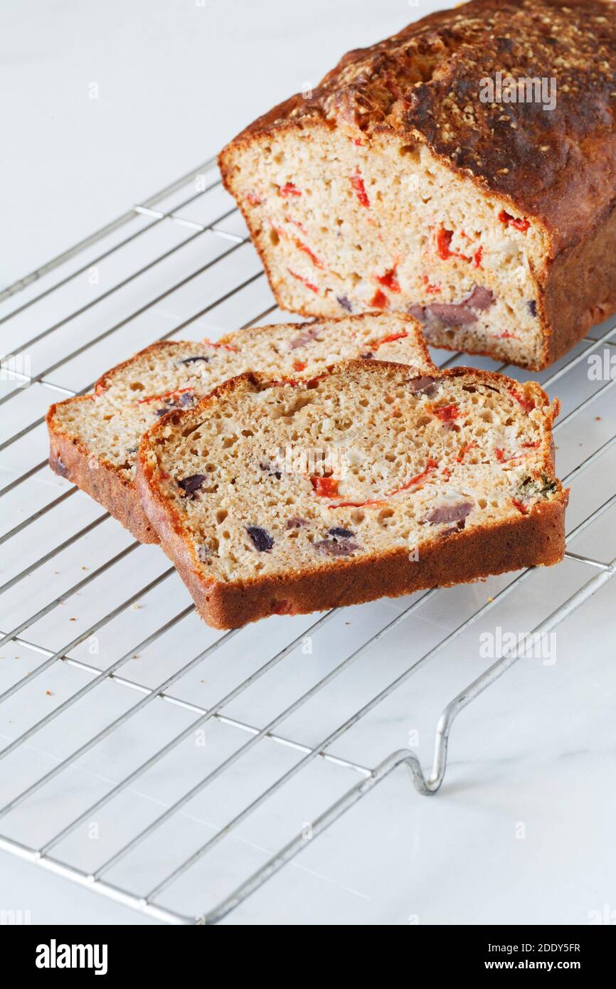 Peperoncino Rosso fatto in casa e torta salata Olive. Foto Stock